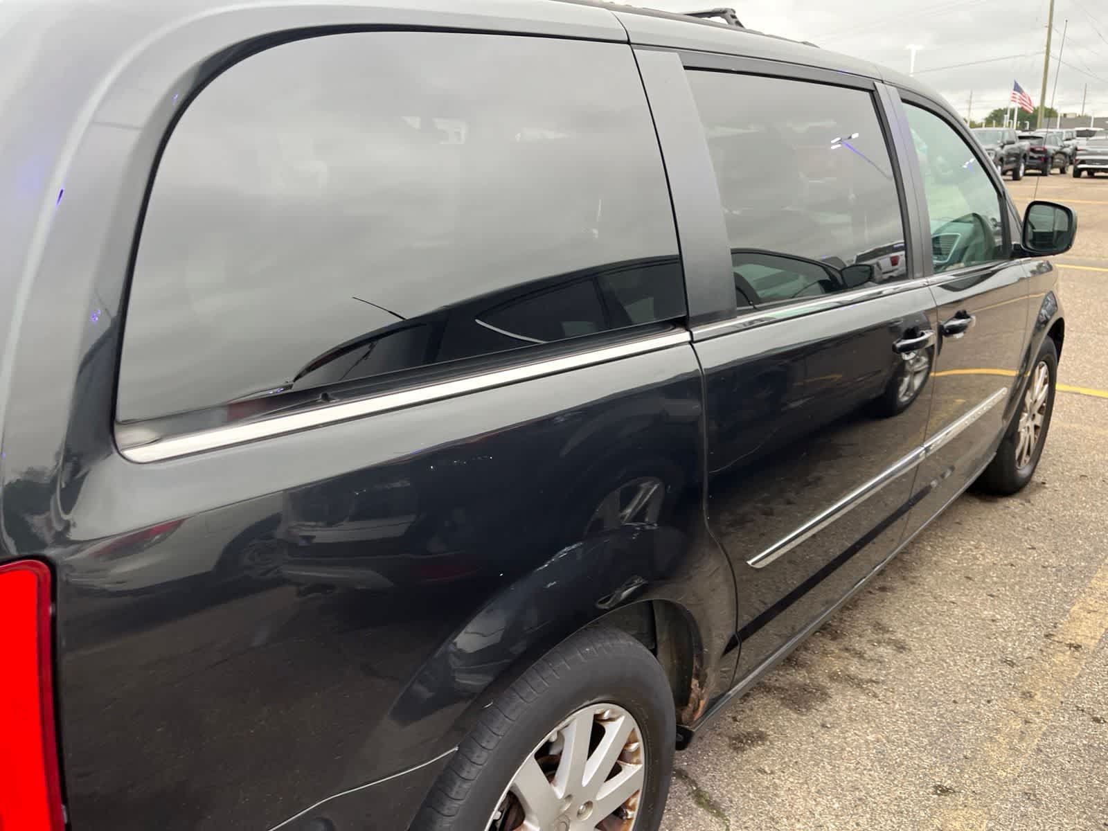 Used 2013 Chrysler Town & Country Touring FWD image 14