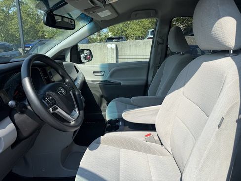 Used 2015 Toyota Sienna LE FWD image 3