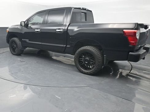 Used 2021 Nissan Titan SV w/ SV Convenience Package RWD image 3