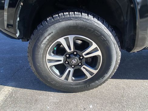 Used 2016 Toyota Tacoma TRD Sport image 11