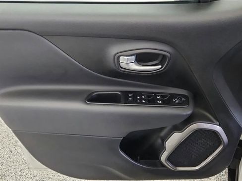 Used 2023 Jeep Renegade Latitude image 32