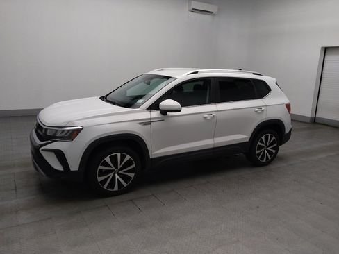 Used 2022 Volkswagen Taos SE FWD image 2
