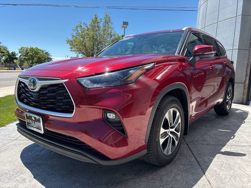 Used 2022 Toyota Highlander XLE AWD/4WD image 3