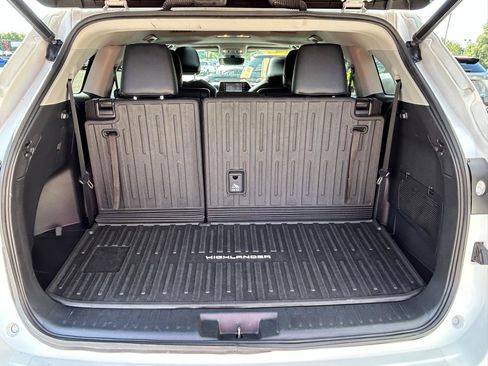 Used 2021 Toyota Highlander XLE AWD/4WD image 18