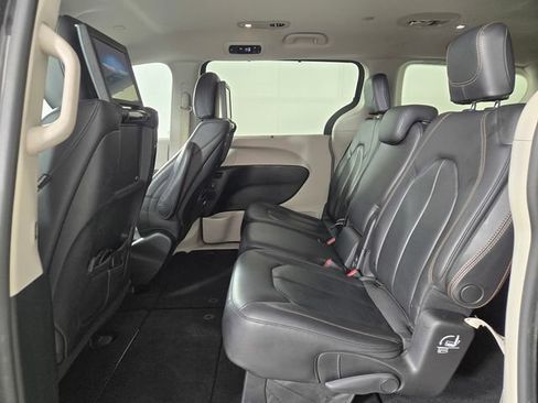 Used 2019 Chrysler Pacifica Touring-L Plus w/ Tire & Wheel Group FWD image 15