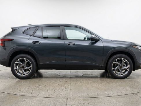 Used 2025 Chevrolet Trax LT FWD image 11