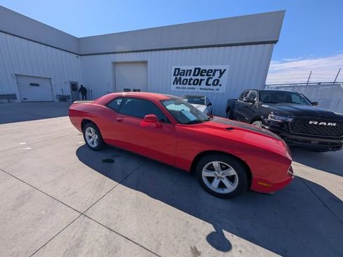 Used 2014 Dodge Challenger SXT image 19