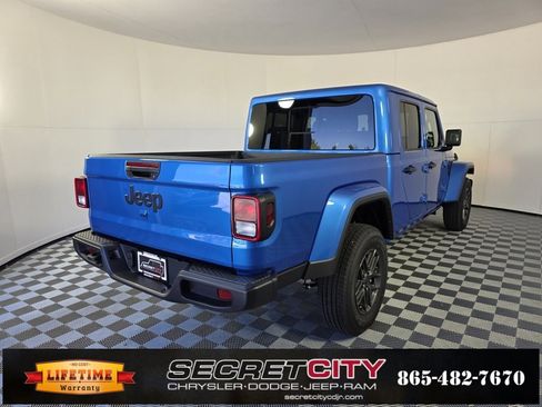 New 2025 Jeep Gladiator Sport image 7
