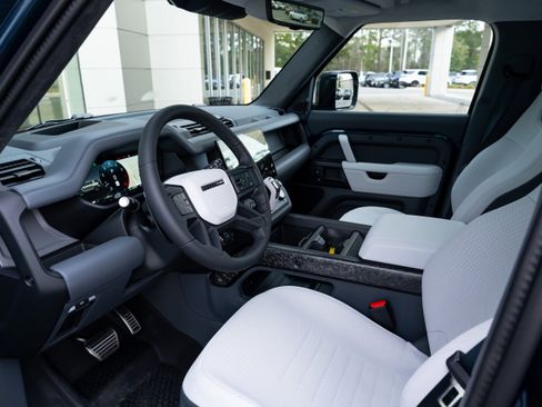 Used 2026 Land Rover Defender 110 OCTA image 22
