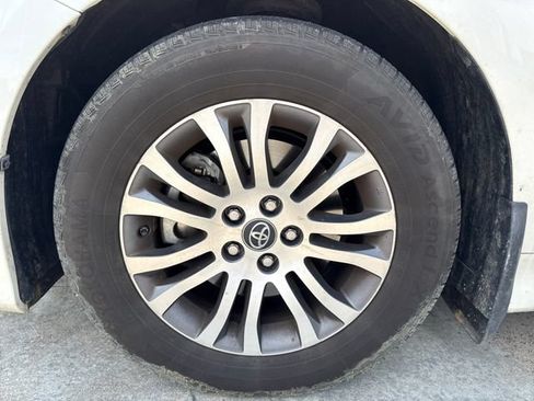 Used 2018 Toyota Sienna XLE w/ XLE Navigation Package FWD image 11