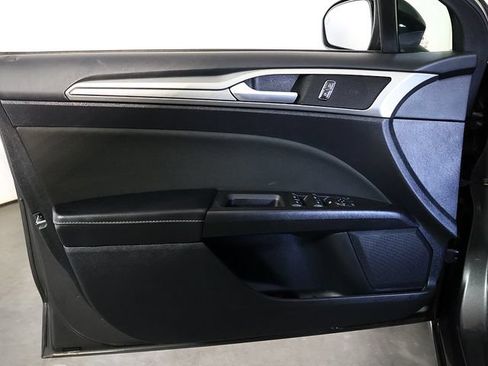 Used 2019 Ford Fusion SE FWD image 22