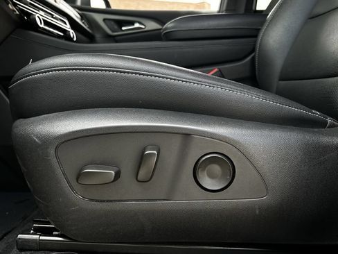 Used 2025 Chevrolet Traverse LT FWD image 28