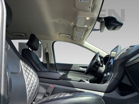 Used 2024 Ford Edge Titanium image 9