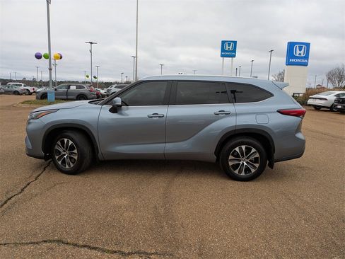 Used 2023 Toyota Highlander XLE image 2