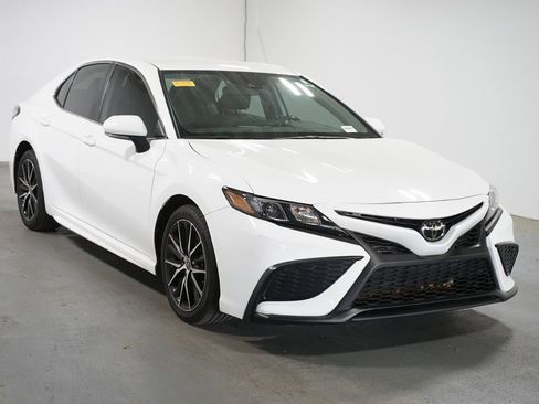 Used 2023 Toyota Camry SE image 3