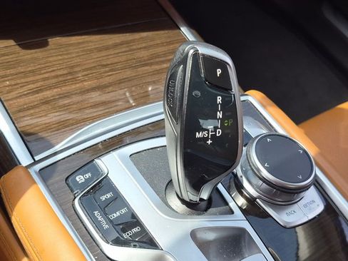 Used 2022 BMW 740i w/ Premium Package RWD image 4