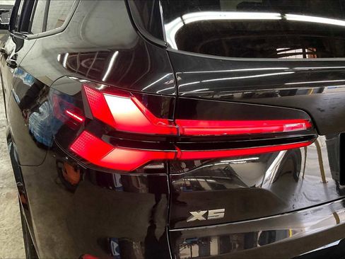 Used 2025 BMW X5 M60i w/ Climate Comfort Package image 32