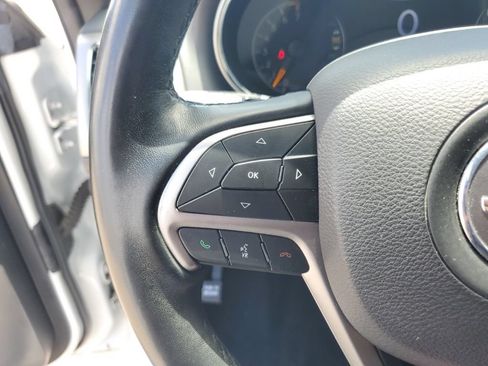 Used 2019 Jeep Grand Cherokee Altitude AWD/4WD image 14