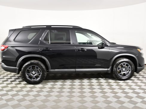 Certified 2025 Honda Pilot TrailSport image 5