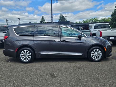 Used 2017 Chrysler Pacifica Touring-L FWD image 6