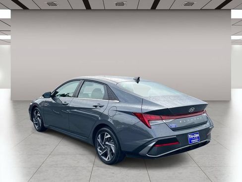 Used 2025 Hyundai Elantra SEL FWD image 6