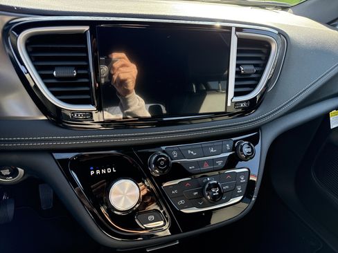 New 2026 Chrysler Pacifica Select image 26