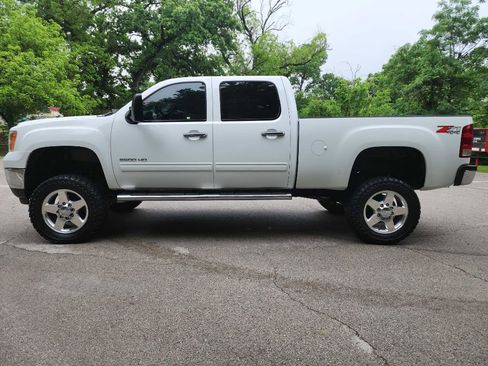 Used 2014 GMC Sierra 2500 SLT w/ Suspension Package, Off-Road image 4