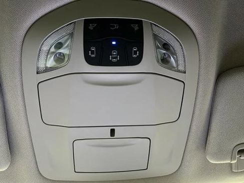 Used 2022 Chrysler Pacifica Touring-L FWD image 34
