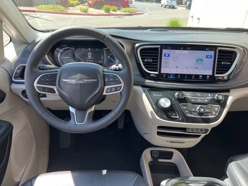 Used 2024 Chrysler Pacifica Limited FWD image 21
