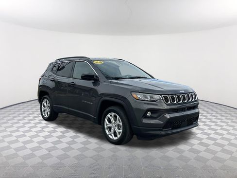 Used 2024 Jeep Compass Latitude w/ Sun and Sound Group image 4