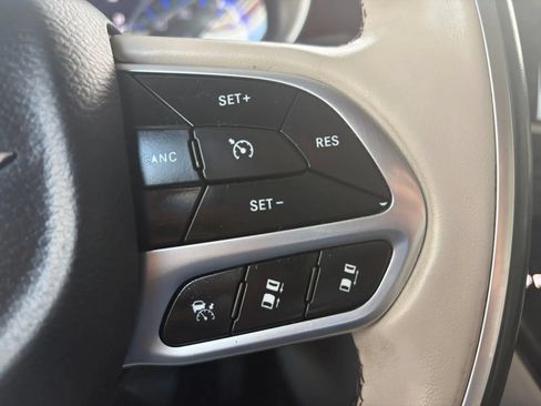 Used 2019 Chrysler Pacifica Limited w/ Tire & Wheel Group FWD image 32