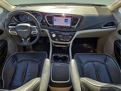 Used 2023 Chrysler Pacifica Limited image 18