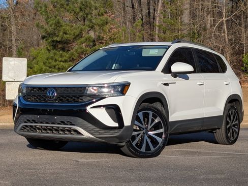 Used 2023 Volkswagen Taos SE w/ Panoramic Sunroof Package image 4