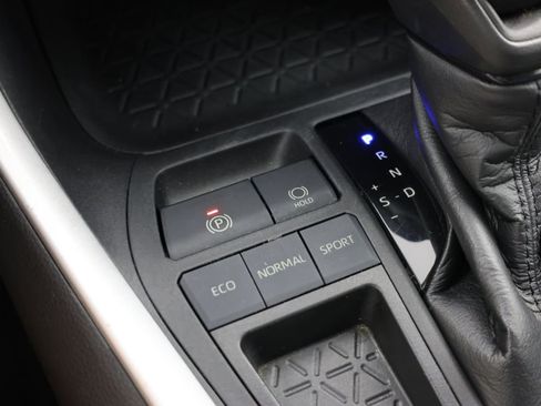 Used 2021 Toyota RAV4 LE FWD image 23
