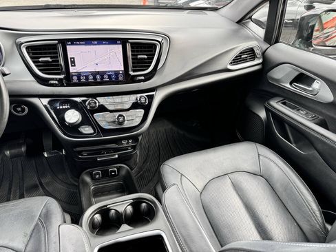Used 2019 Chrysler Pacifica Touring-L Plus w/ Advanced Safetytec Group FWD image 17