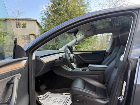 Used 2022 Tesla Model Y Long Range image 12