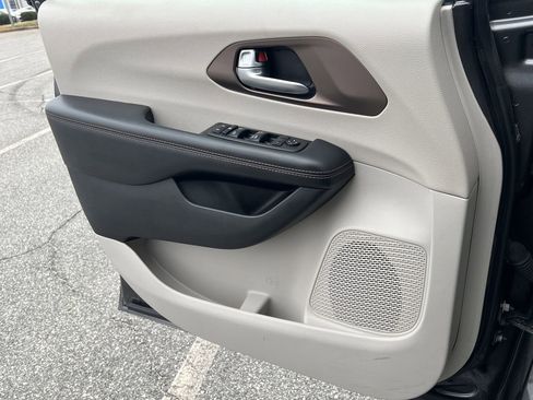 Used 2018 Chrysler Pacifica Touring Plus w/ Tire & Wheel Group image 21