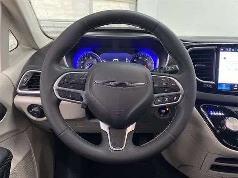 Used 2024 Chrysler Pacifica Touring-L image 19
