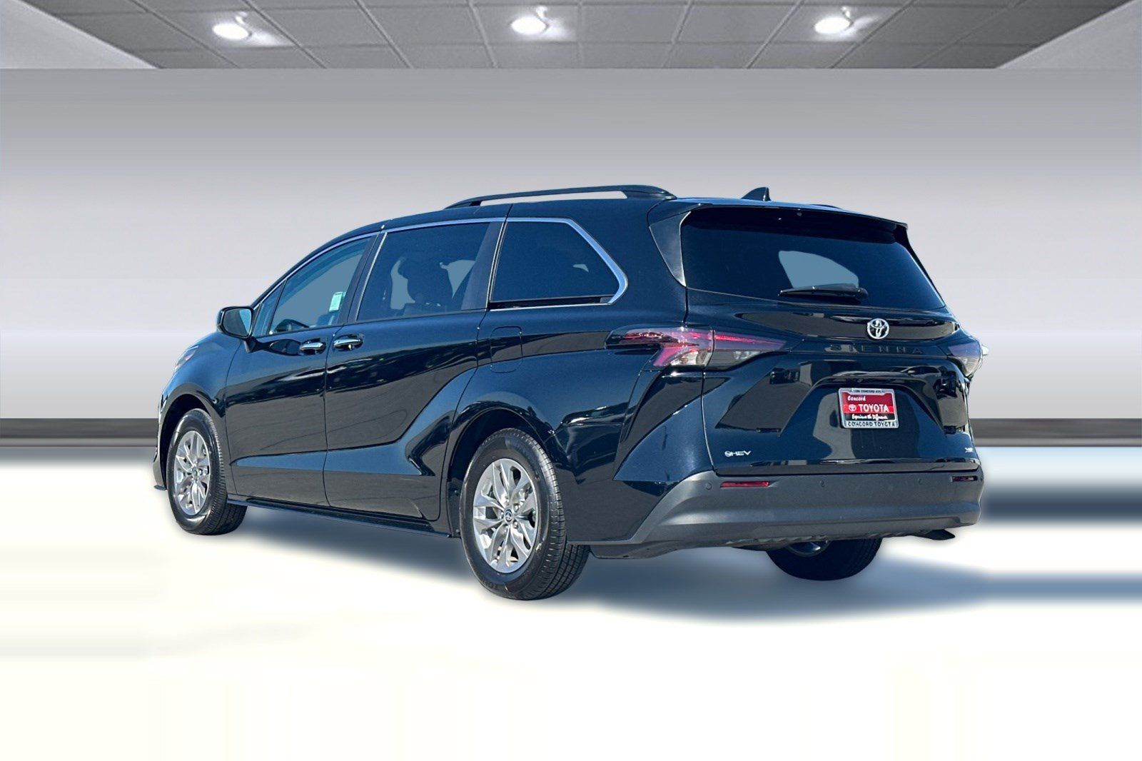 Used 2026 Toyota Sienna XLE FWD image 3