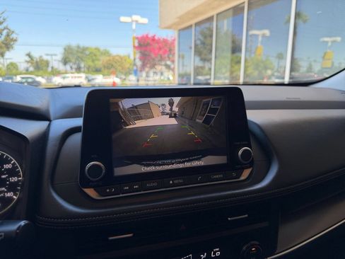 Used 2025 Nissan Rogue SV FWD image 25