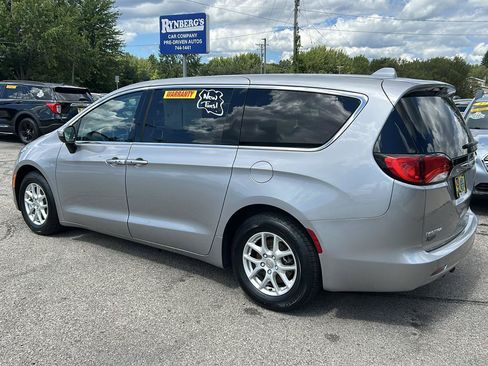 Used 2017 Chrysler Pacifica Touring FWD image 2