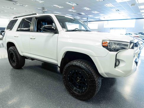 Used 2020 Toyota 4Runner SR5 AWD/4WD image 4