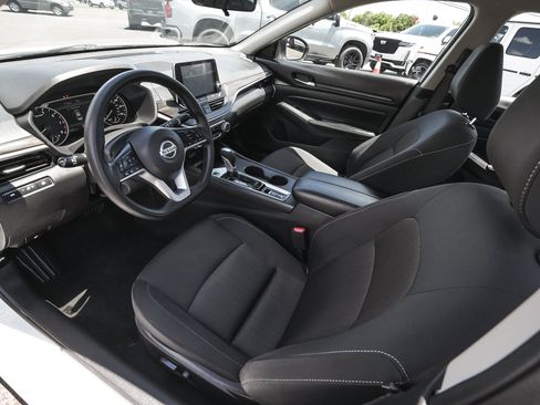 Used 2025 Nissan Altima 2.5 SV AWD/4WD image 16