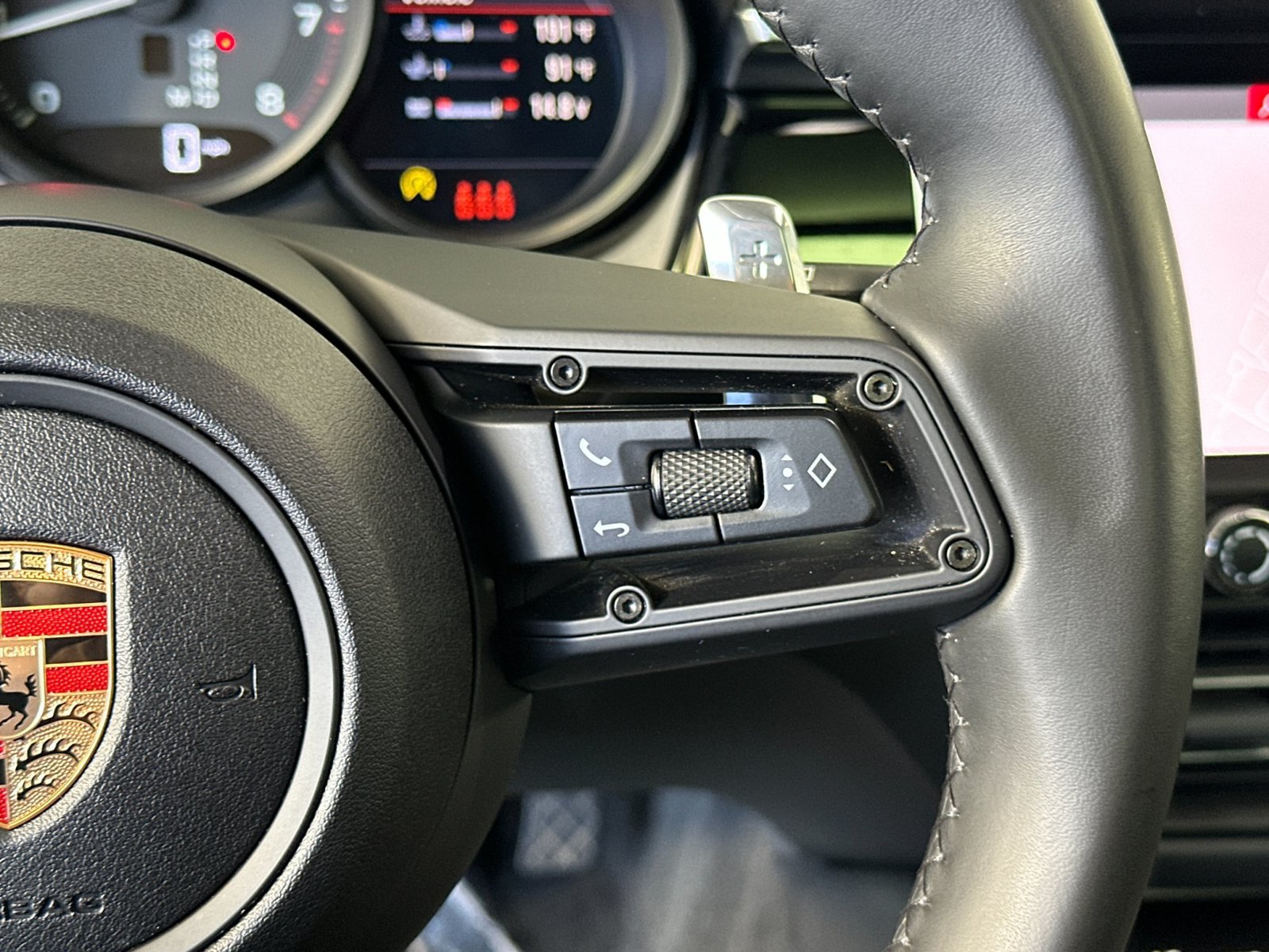 Certified 2024 Porsche Macan AWD/4WD image 29