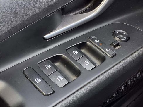 Certified 2025 Hyundai Elantra SE image 16