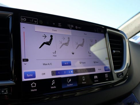 Used 2025 Chrysler Pacifica Select image 33