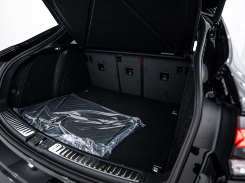 Certified 2025 Porsche Macan AWD/4WD image 25