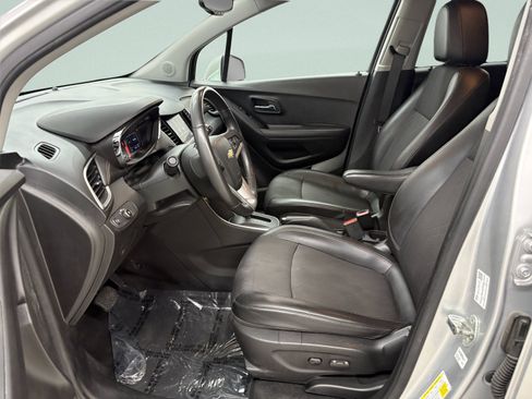 Used 2020 Chevrolet Trax LT w/ LT Convenience Package AWD/4WD image 11
