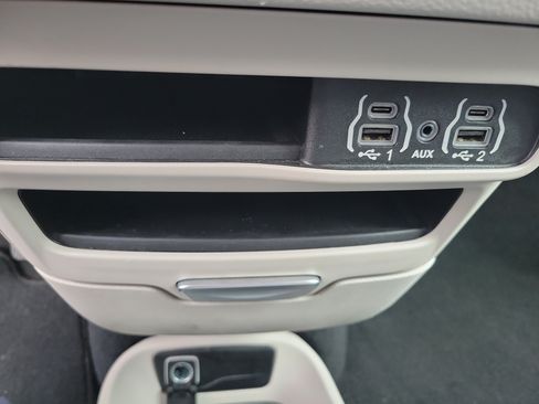 Used 2023 Chrysler Pacifica Touring-L FWD image 28