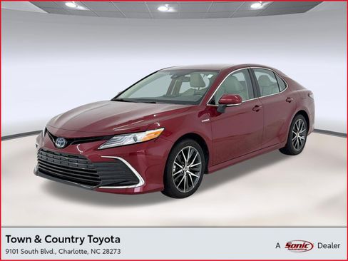 Used 2021 Toyota Camry XLE FWD image 1